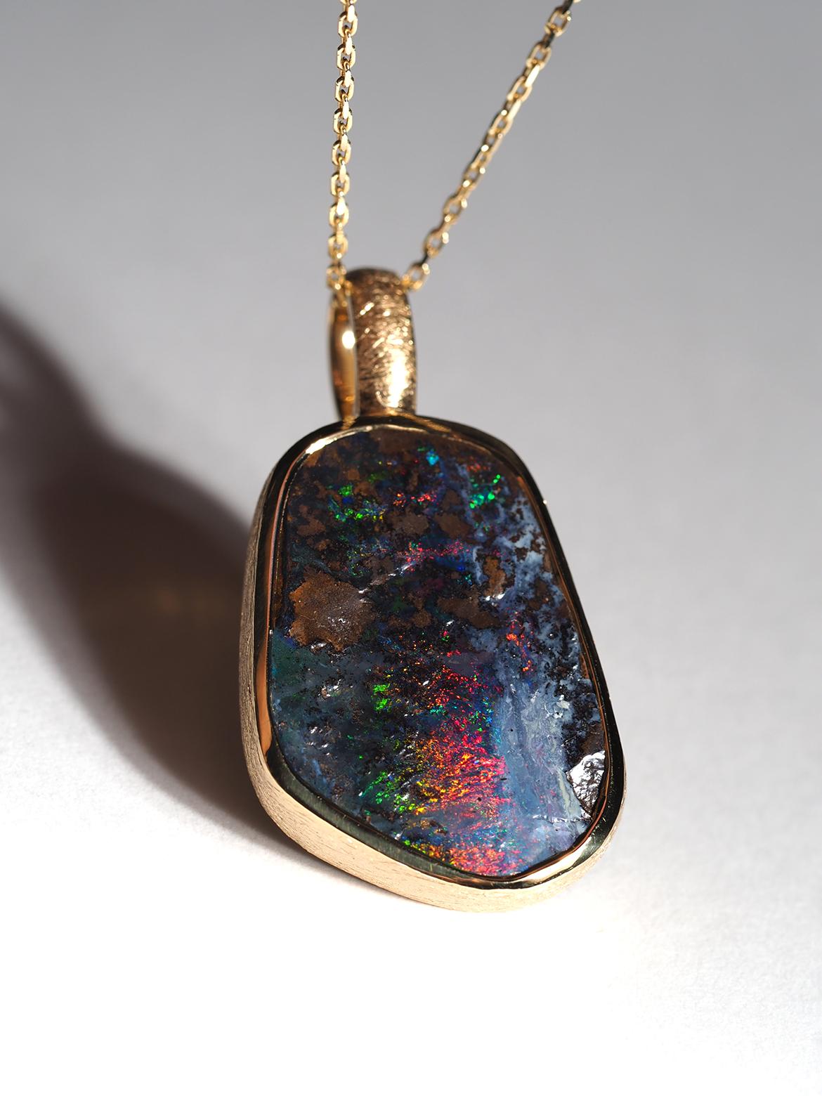 Collana in argento con Opale Boulder naturale insolito (placcato oro 18 carati)
origine della gemma - Australia
Le dimensioni della gemma sono 17 x 23 mm
Peso della pietra - 17,90 ct
lunghezza del ciondolo - 33 mm
Peso del ciondolo: 6,26 grammi
La