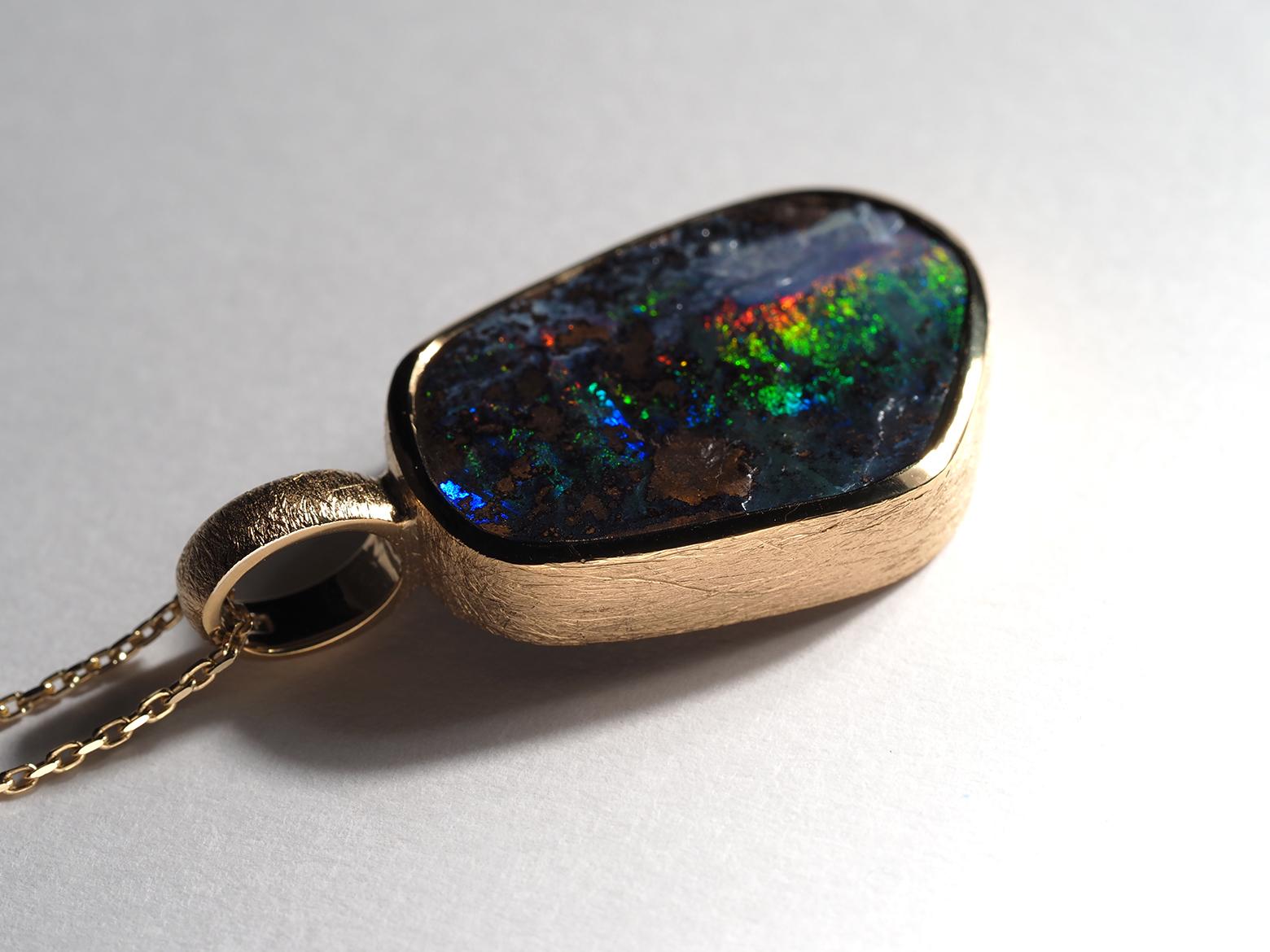 Artigiano Boulder Opal Silver Collana Opale Australiano Verde Rosso Ciondolo Placcato Oro in vendita
