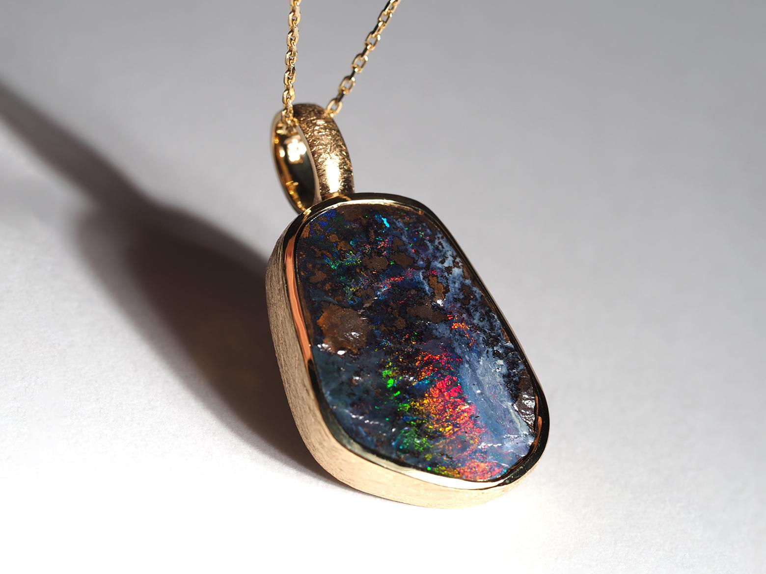 Quadrato Boulder Opal Silver Collana Opale Australiano Verde Rosso Ciondolo Placcato Oro in vendita