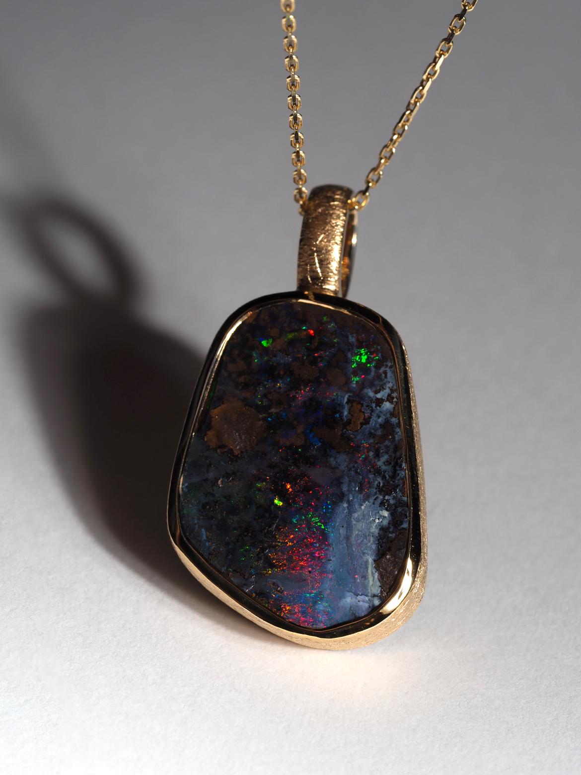 Boulder Opal Silver Collana Opale Australiano Verde Rosso Ciondolo Placcato Oro In condizioni Nuovo in vendita a Berlin, DE