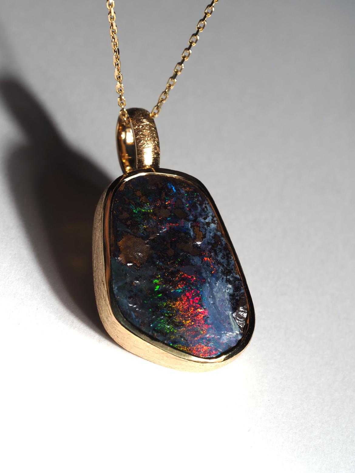 Boulder Opal Silver Collana Opale Australiano Verde Rosso Ciondolo Placcato Oro in vendita 2