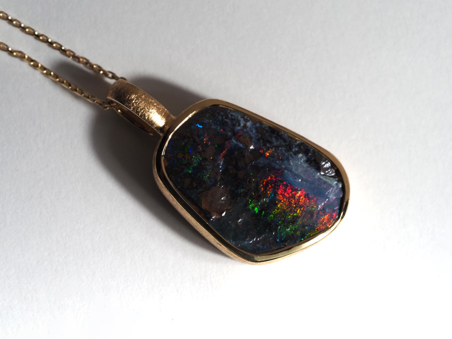 Boulder Opal Silver Collana Opale Australiano Verde Rosso Ciondolo Placcato Oro in vendita 3