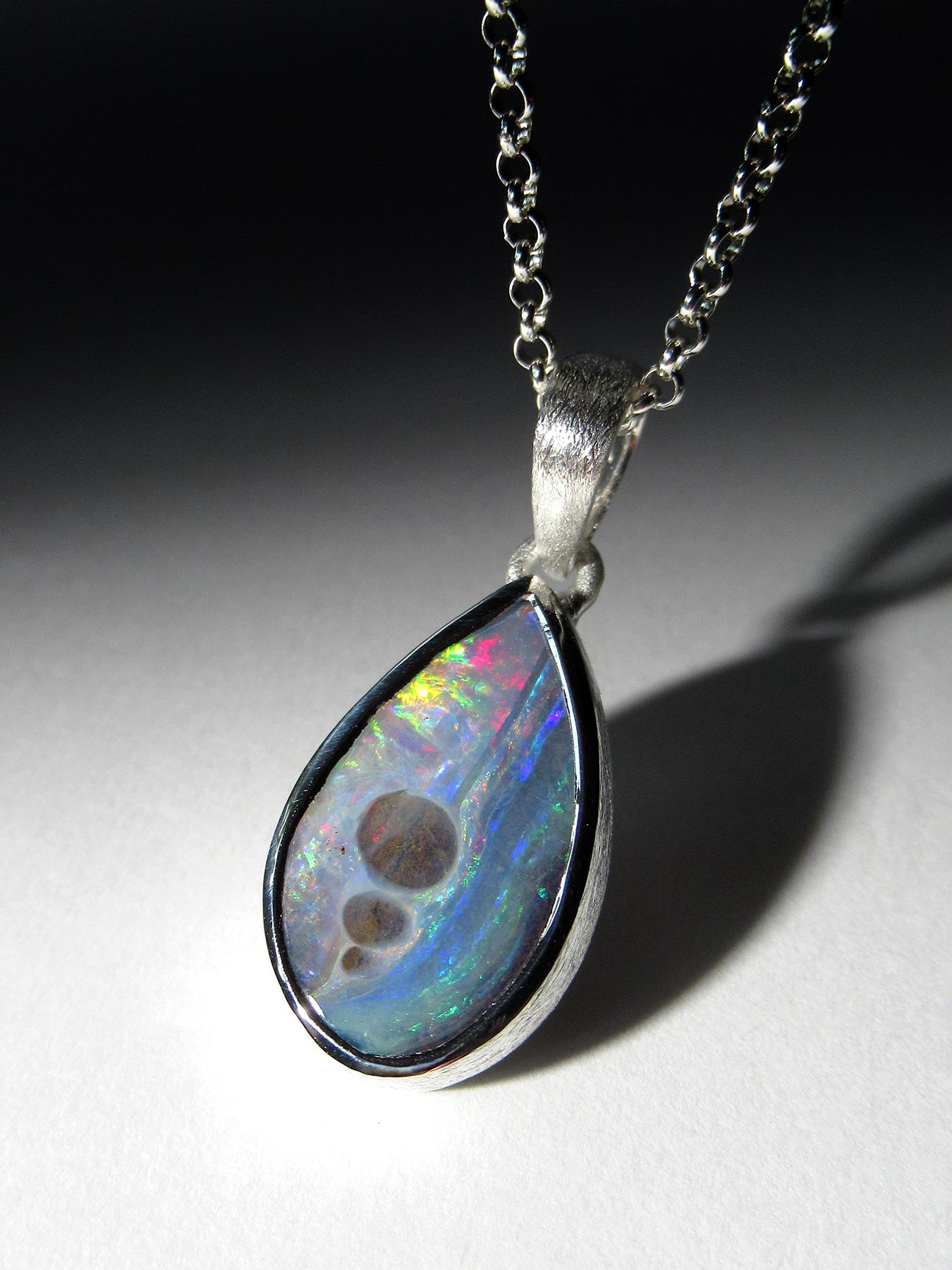 Ciondolo in argento 925 con Opale Boulder naturale
origine della gemma - Australia
Le dimensioni della gemma sono 0,39 x 0,67 in / 10 x 17 mm
Peso della pietra - 6 carati
Lunghezza del ciondolo - 1,14 in / 29 mm
Peso del ciondolo: 3 grammi
La