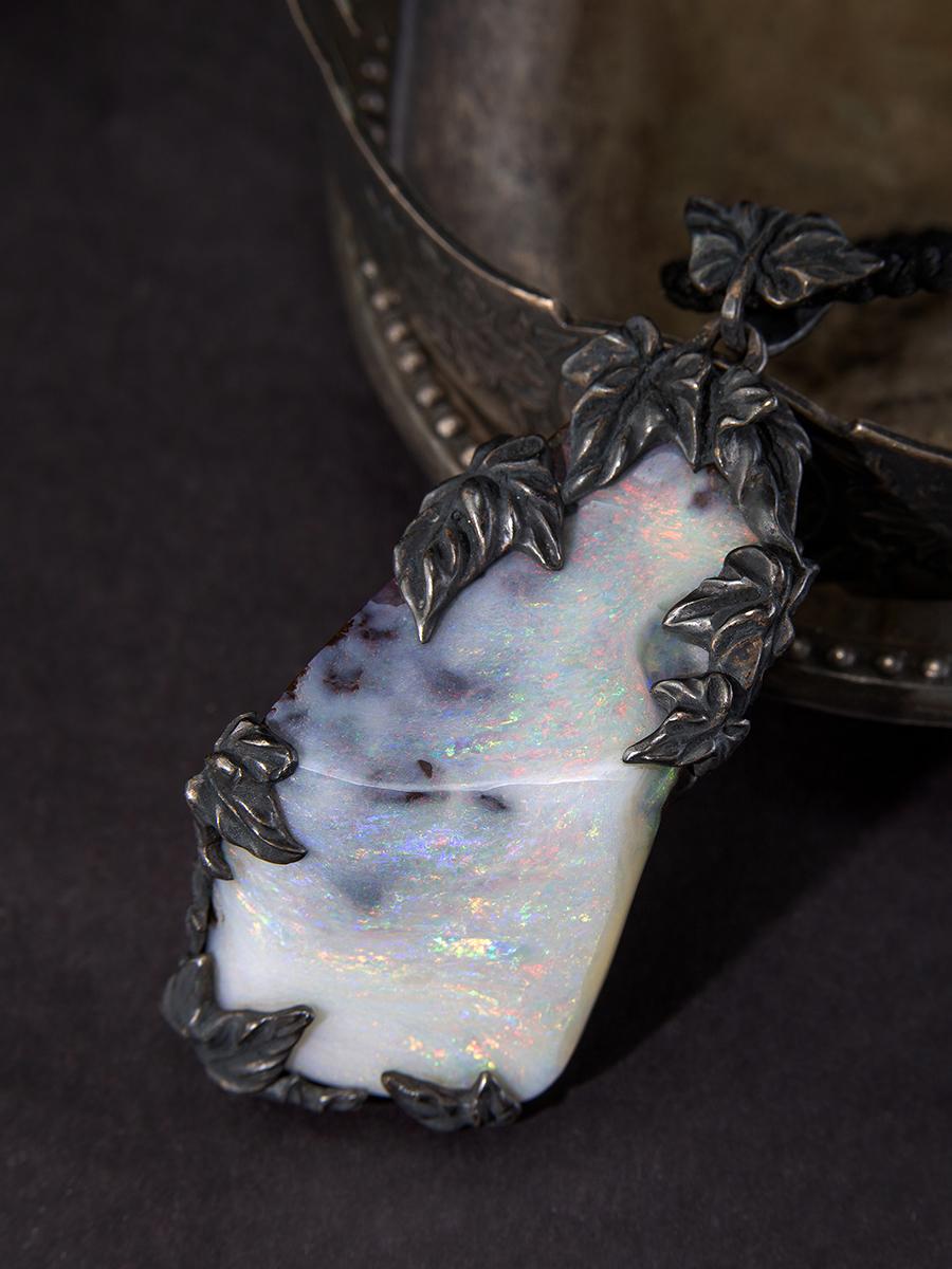 Non taillé Collier Boulder Opal Australian Gemstone Ivy Art Nouveau style gift en vente