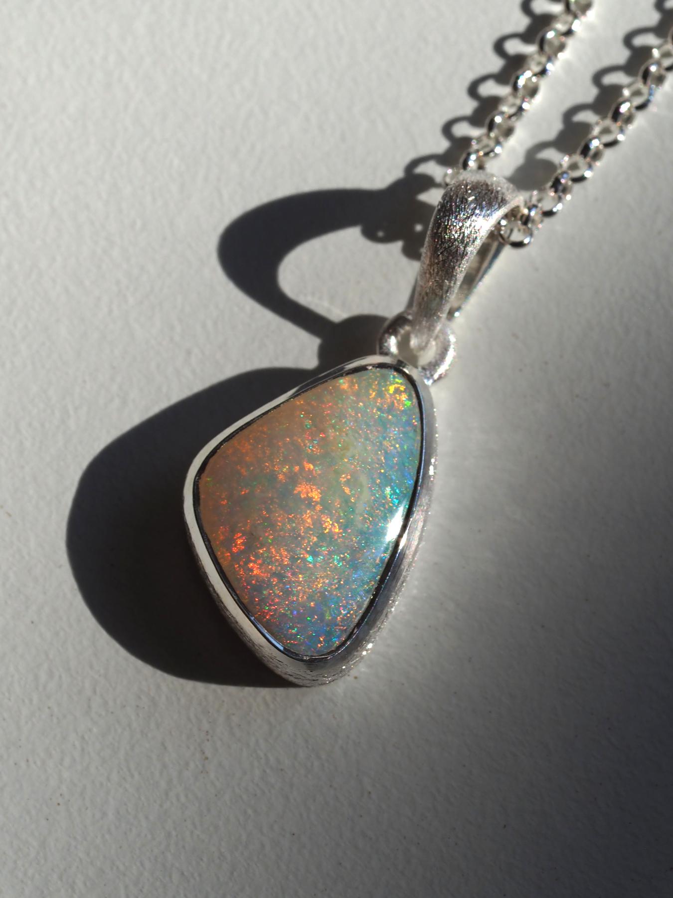 Silberanhänger mit natürlichem Boulder Opal
Herkunft der Edelsteine - Australien
Edelsteingröße: 10 x 16 mm
Opal Gewicht - 5.20 ct
Länge des Anhängers - 25 mm
Gewicht des Anhängers - 2,17 gr
Referenznummer 25005
Alle Bilder und Videos wurden bei