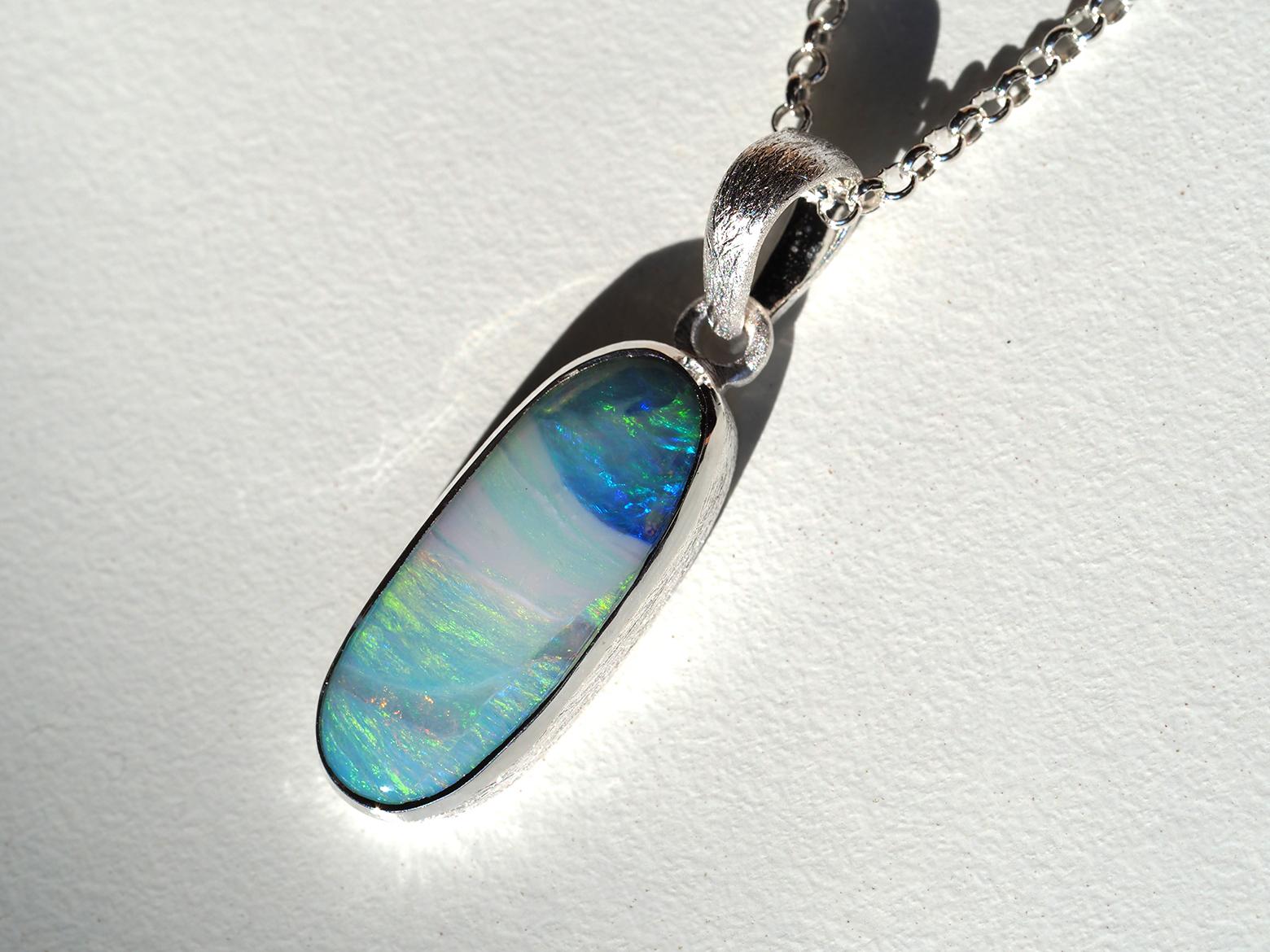 Artigiano Ciondolo Boulder Opal in argento regalo 5ct opale australiano in vendita