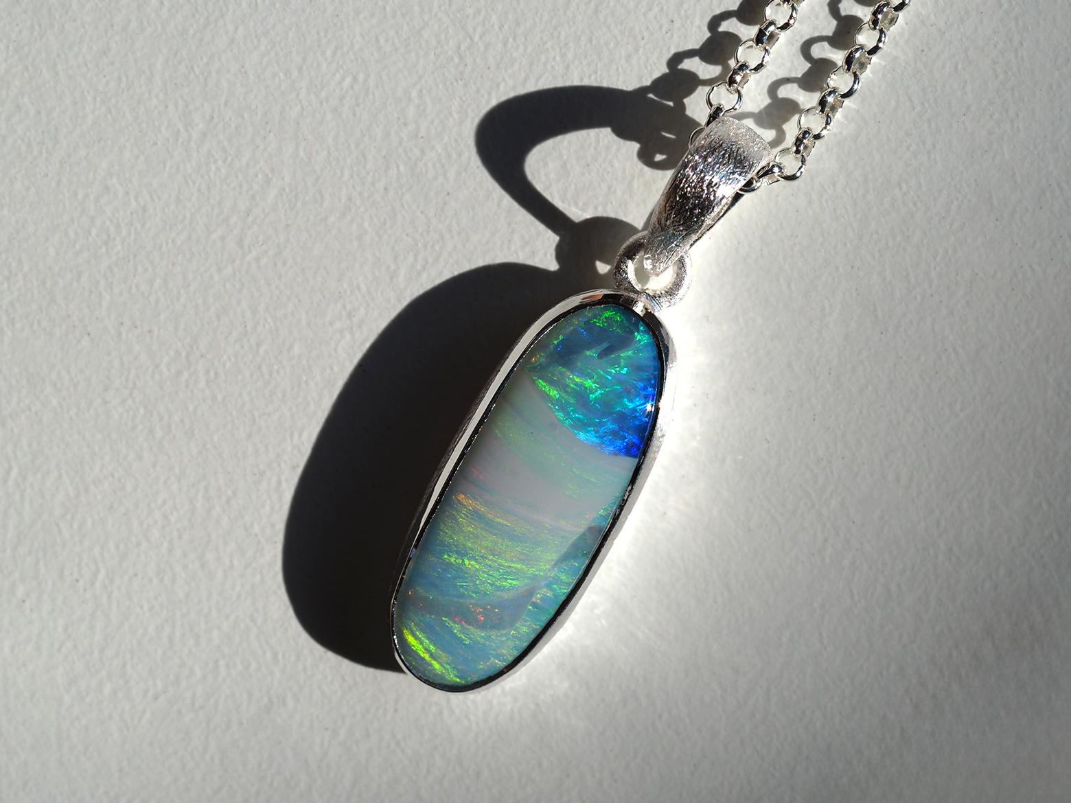 Taglio ovale Ciondolo Boulder Opal in argento regalo 5ct opale australiano in vendita