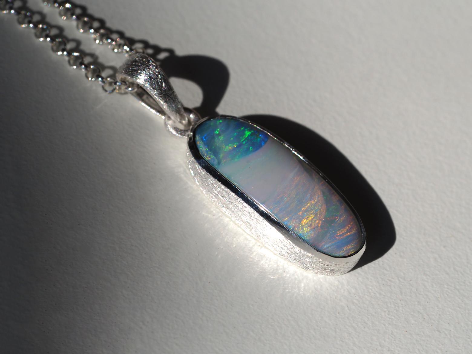 Ciondolo Boulder Opal in argento regalo 5ct opale australiano in vendita 1