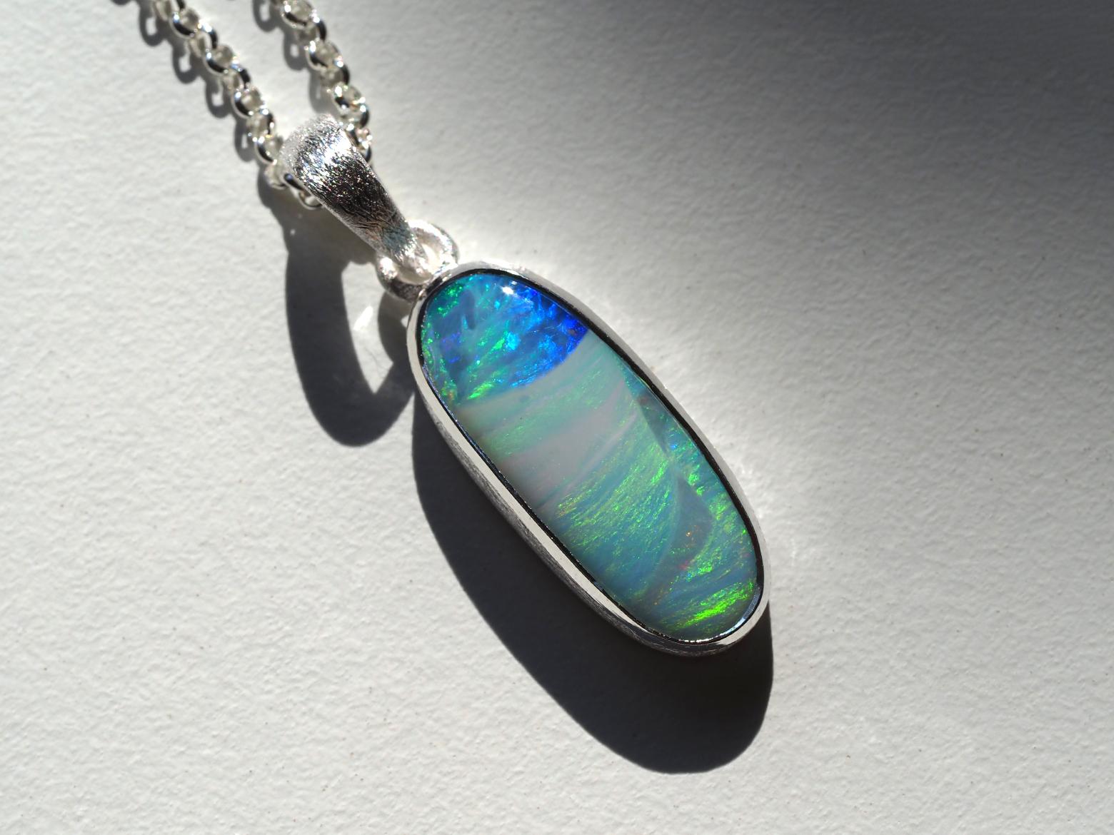 Ciondolo Boulder Opal in argento regalo 5ct opale australiano in vendita 2