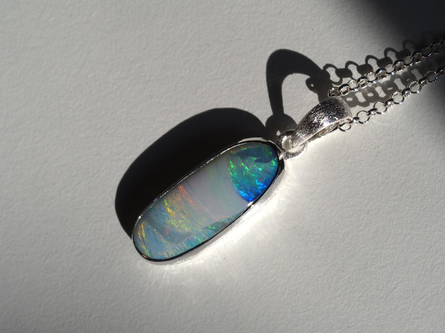 Ciondolo Boulder Opal in argento regalo 5ct opale australiano in vendita 3