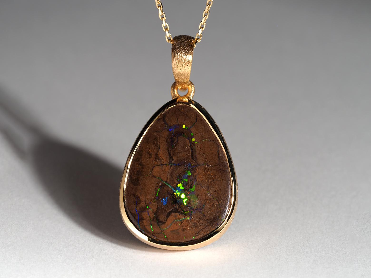 Collier en argent avec Opale Koroit Boulder naturelle (plaqué or 18K)
Origine de la pierre précieuse - Australie
La taille de la pierre précieuse est de 18 x 23 mm
poids de la pierre - 13 ct
longueur du pendentif - 32 mm
Poids du pendentif - 4,80