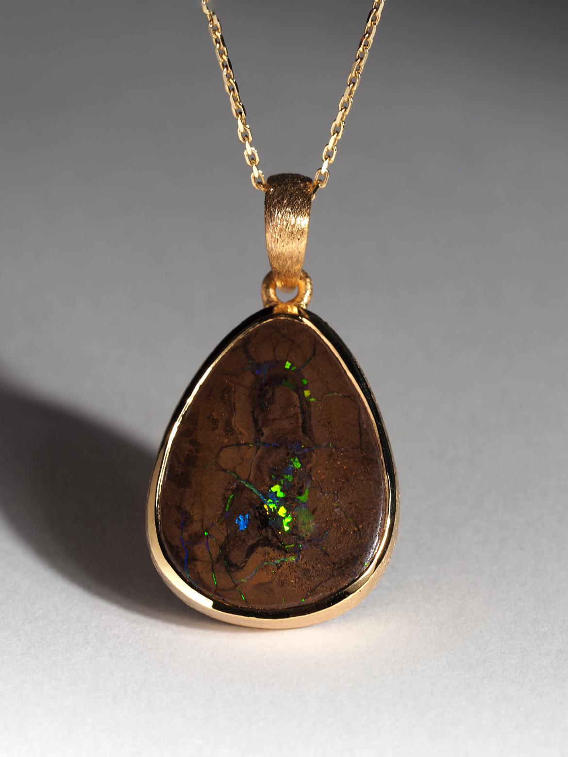 Artisan Boulder Opal Silver Pendentif Koroit Opal Collier plaqué or en vente