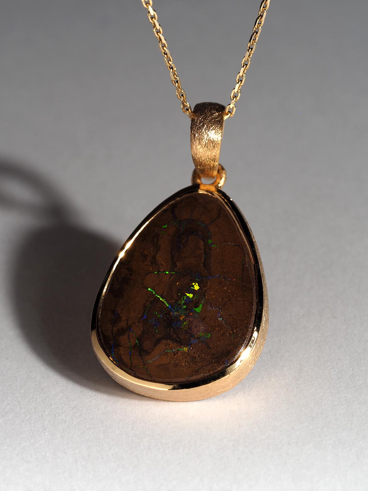 Taille poire Boulder Opal Silver Pendentif Koroit Opal Collier plaqué or en vente