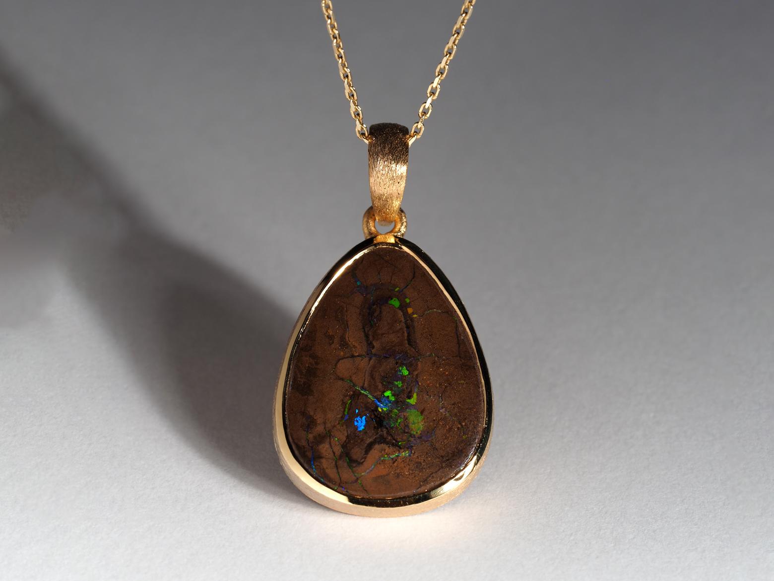 Boulder Opal Silver Pendentif Koroit Opal Collier plaqué or en vente 1