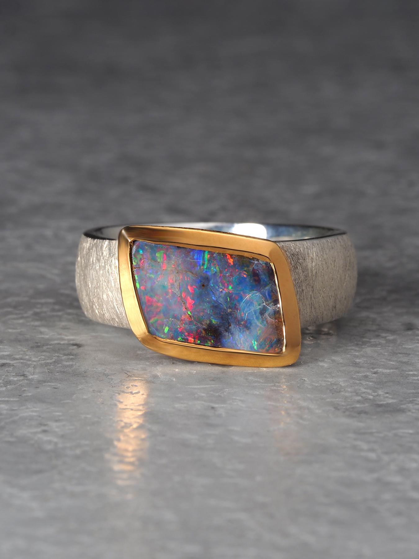 Anello Opale Boulder in argento
Misura dell'anello - 6,5 US / 53 EU / 17 
origine della gemma - Australia
Misure della pietra - 8 х 13 mm
Peso dell'anello - 6,35 grammi
rif. n. 25109