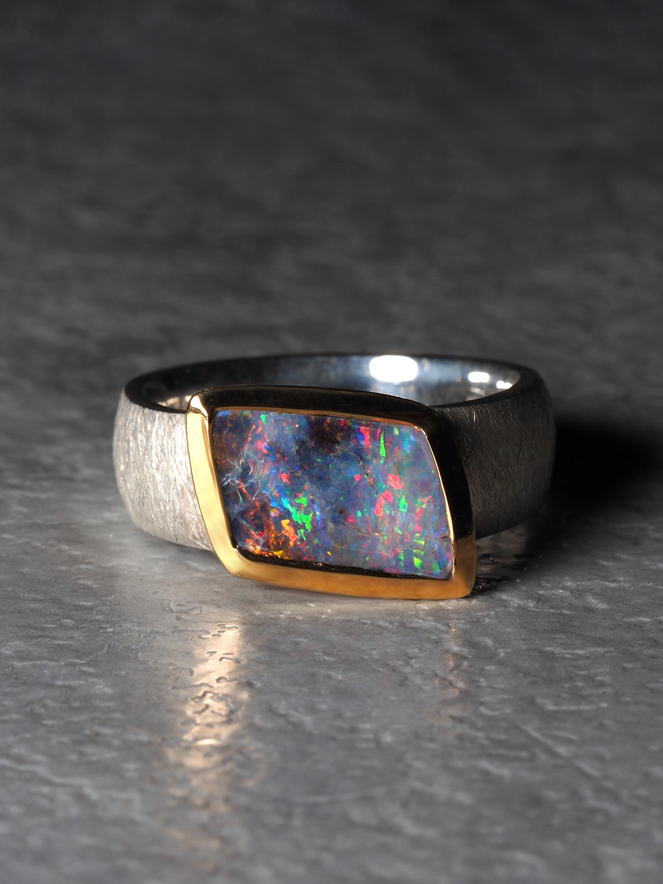 Artigiano Anello d'argento con opale Boulder in vendita