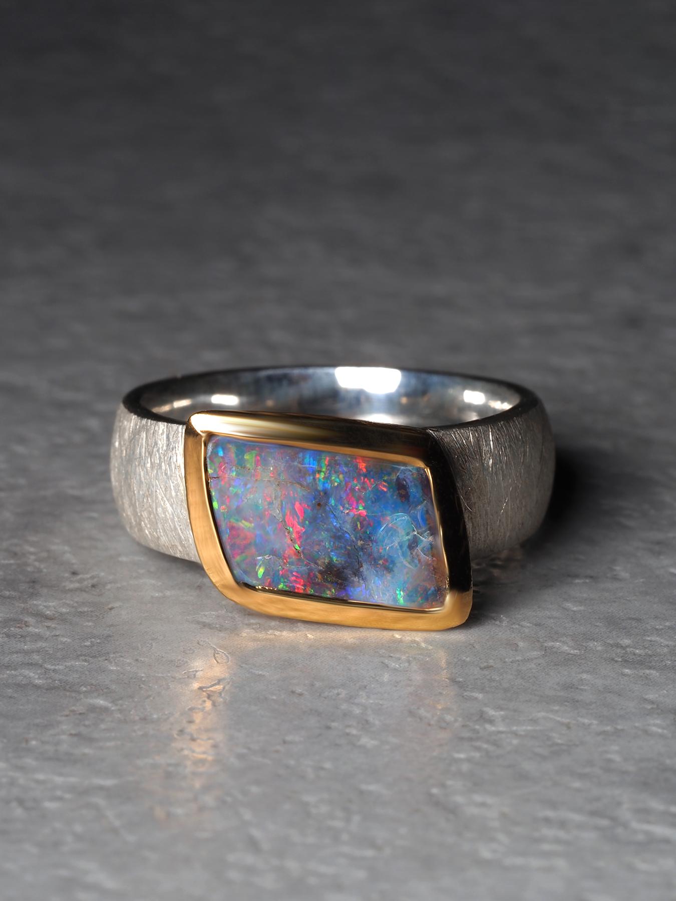 Taglio cuscino Anello d'argento con opale Boulder in vendita