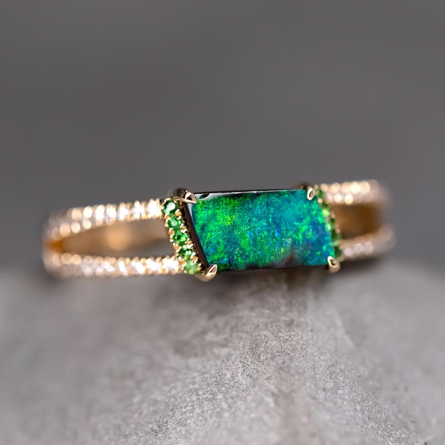 Anello di fidanzamento con gambo di opale australiano Boulder con pavé di diamanti e tsavorite in oro giallo 18 carati.



Spedizione nazionale gratuita USPS di prima classe!  Garanzia limitata di un anno gratuita!  Borsa o scatola regalo in omaggio