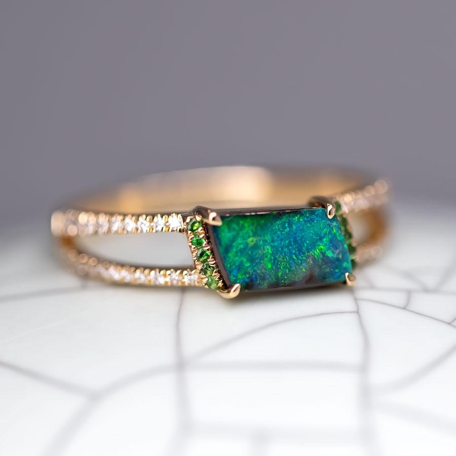 Anello di fidanzamento Boulder Opal Split Shank con pavé di diamanti in oro 18 carati In condizioni Nuovo in vendita a Suwanee, GA