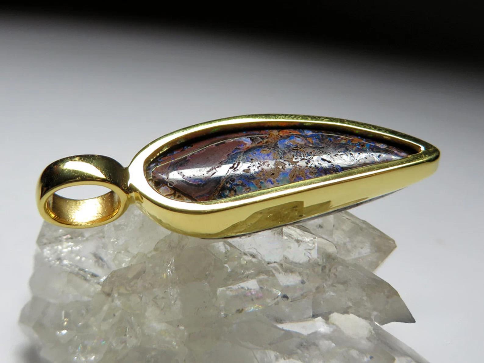 Artisan Boulder Opal Yellow Gold Plated Silver Pendentif Natural Multicolor Pattern Stone (Opale de Boulder) en vente