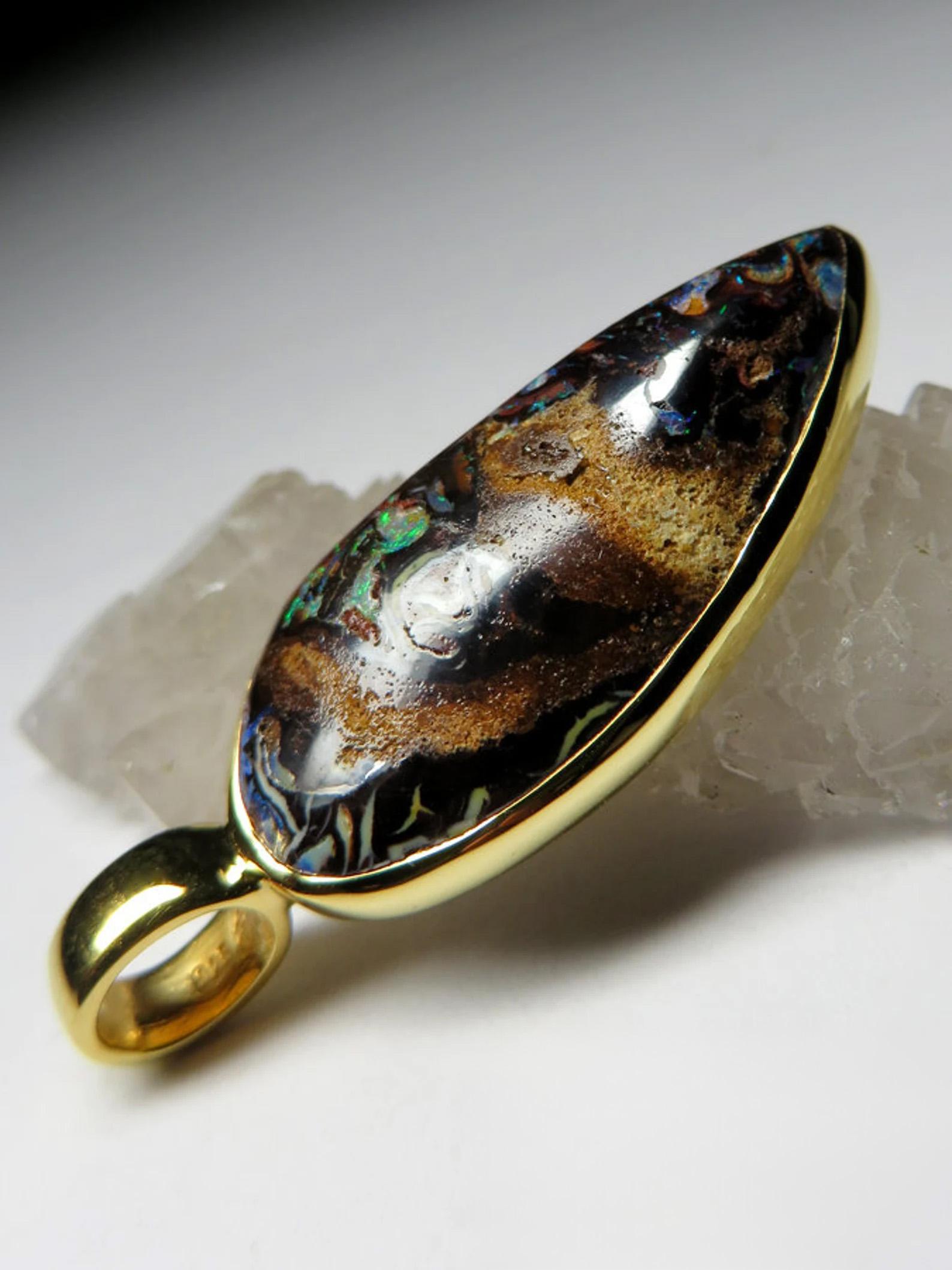 Boulder Opal Yellow Gold Plated Silver Pendentif Natural Multicolor Pattern Stone (Opale de Boulder) Unisexe en vente