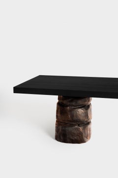 Mesa Boulder de pino regenerado tallado a mano y acabado ebonizado de Jirah