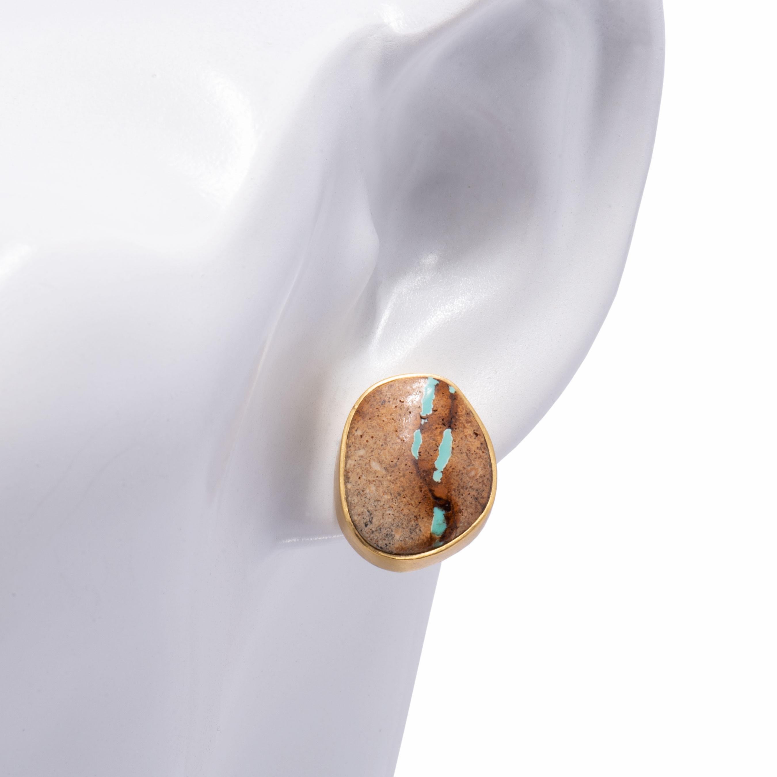 Boulder Turquoise Stud Earrings in 22 Karat Gold In New Condition For Sale In Santa Fe, NM
