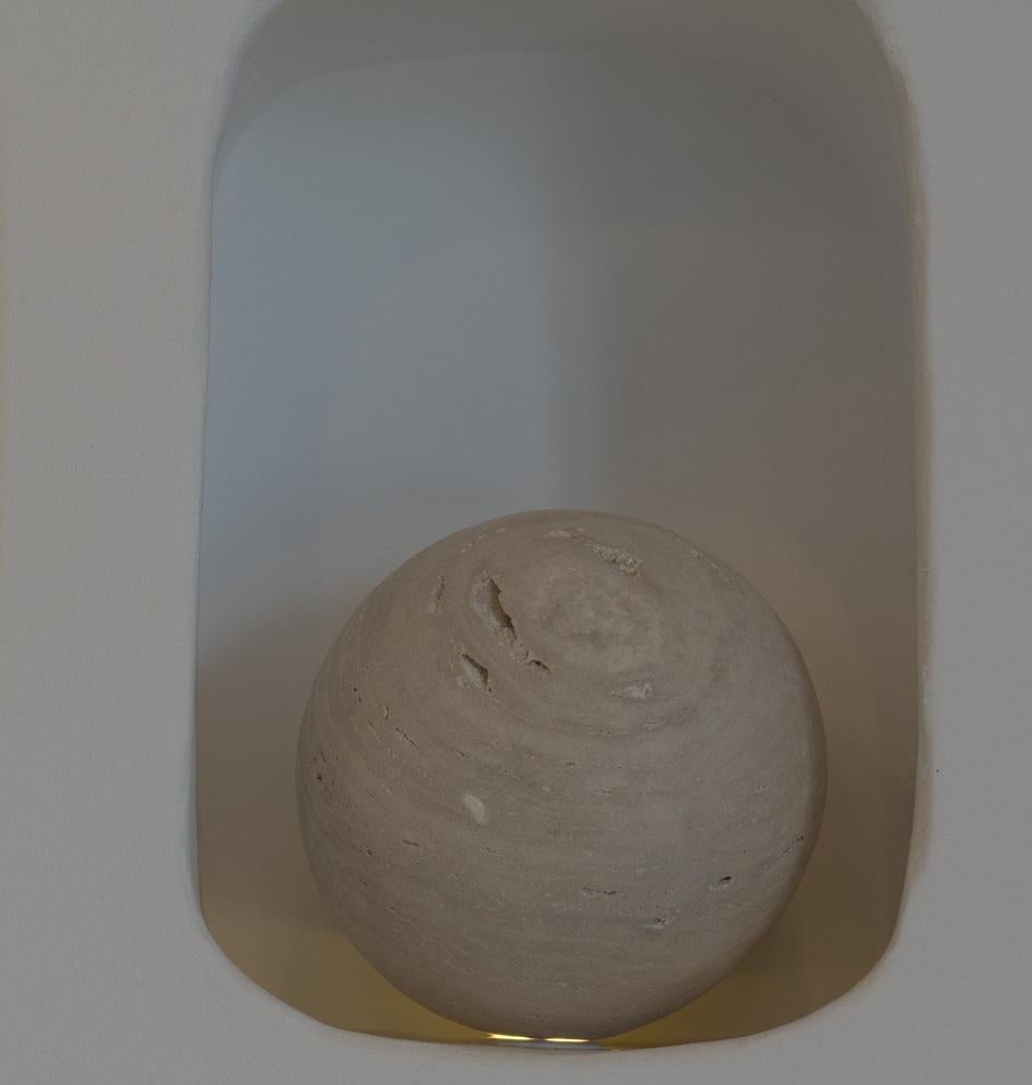Boule En Travertin 20 Oggetto decorativo e centrotavola rotondo di Beije Avenue
Dimensioni: Ø 20 x H. 20 cm. 
Materiali: Travertino.

Disponibile in diverse misure. Contattateci.

Roccia molto apprezzata nell'antichità, il travertino mostra la sua
