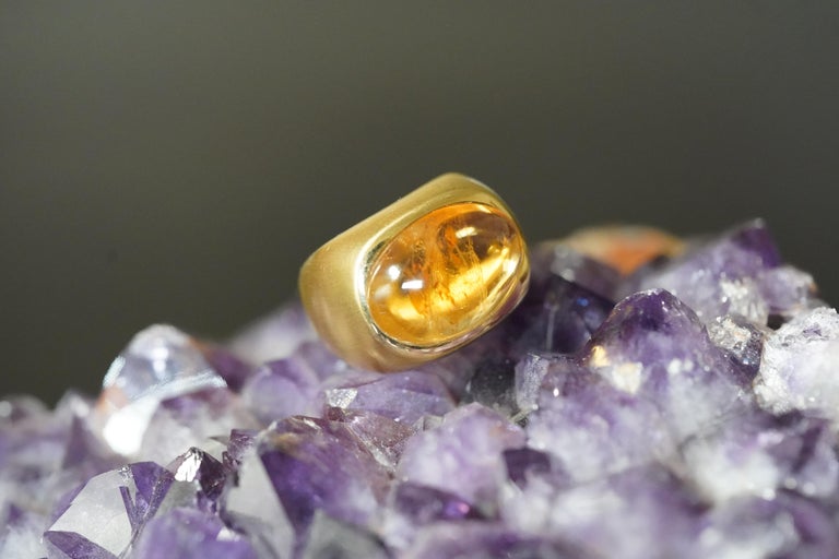 Easy to wear, a beautiful volume for a handsome citrine cabochon,
18K yellow gold.
Created by Marion Jeantet
The ring is a size 6.5 ( or 53) but can be sized.

Citrine cabochon 's weight: 16.42 carats
Total weight: 22.78 grams
Price without local