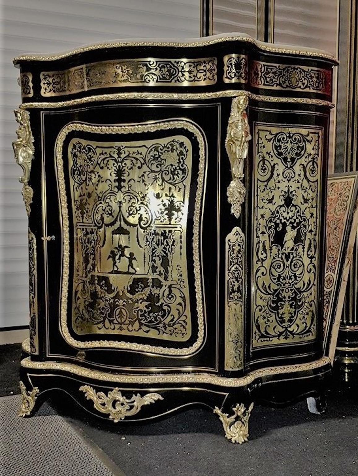 Boulle style marquetry cabinet in Brown horn and brass.
Gorgeous marquetry in each of its sides and gilt bronze ornamentations with motifs of foliage, volutes and tracery, with Cherubim angels having fun in a swing, big caryatids, flowers bouquets,