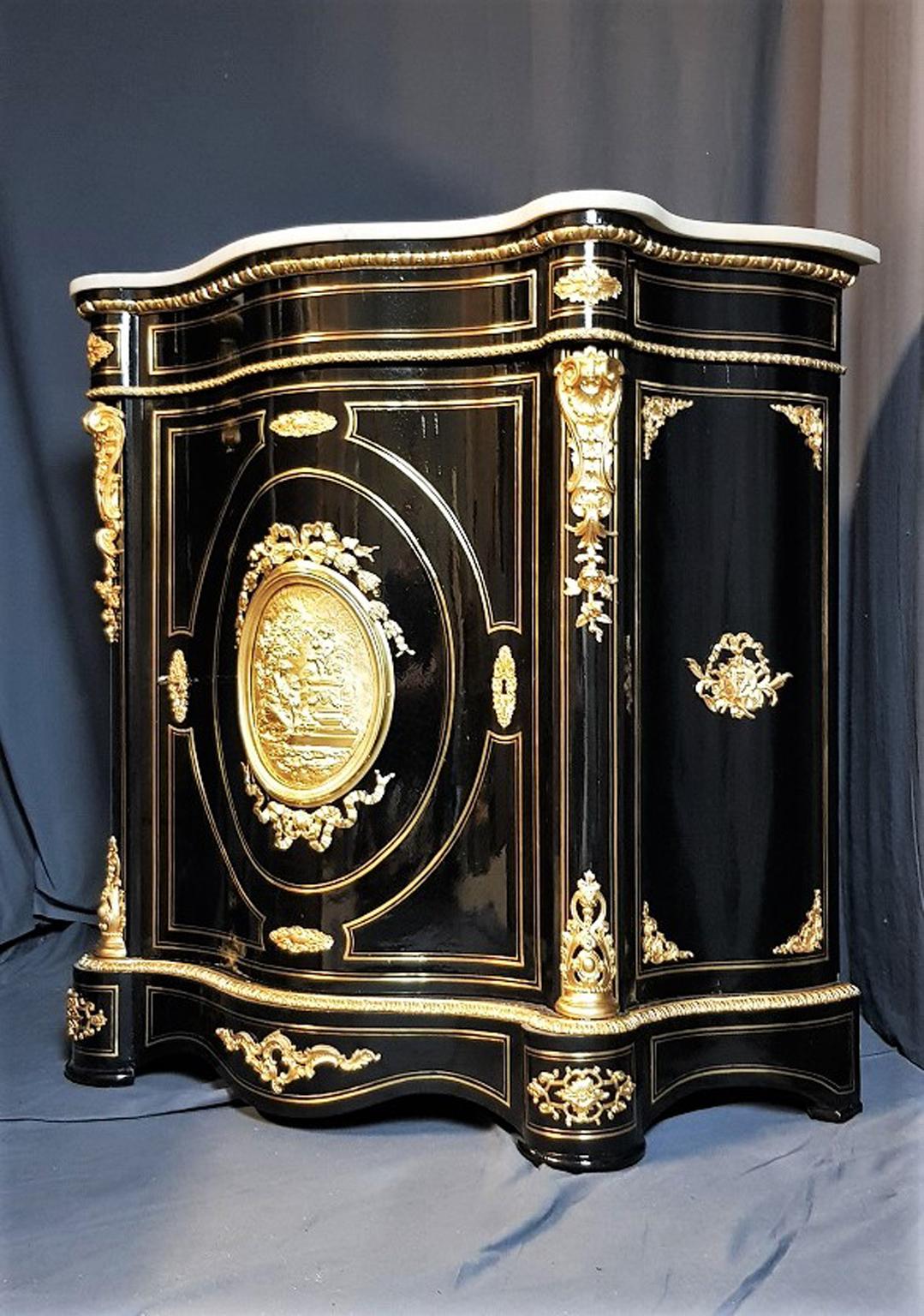 Gorgeous curved cabinet in Boulle marquetry in Brass, rich ornamentations in gilt bronze with an important central medallion in bronze and silver, ribbons framed, several lingotières, spandrels,etc. Interior in palissander.
White Carrara marble top