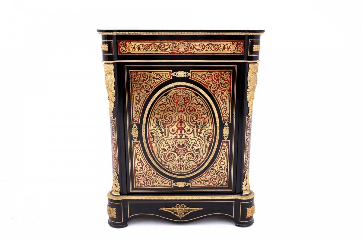 Ti presentiamo un'esclusiva cassettiera in stile Boulle, proveniente dalla Francia e risalente al 1860 circa. Questa elegante cassettiera è un perfetto esempio di artigianato del XIX secolo ed è un vero gioiello per gli amanti dell'antiquariato.

In