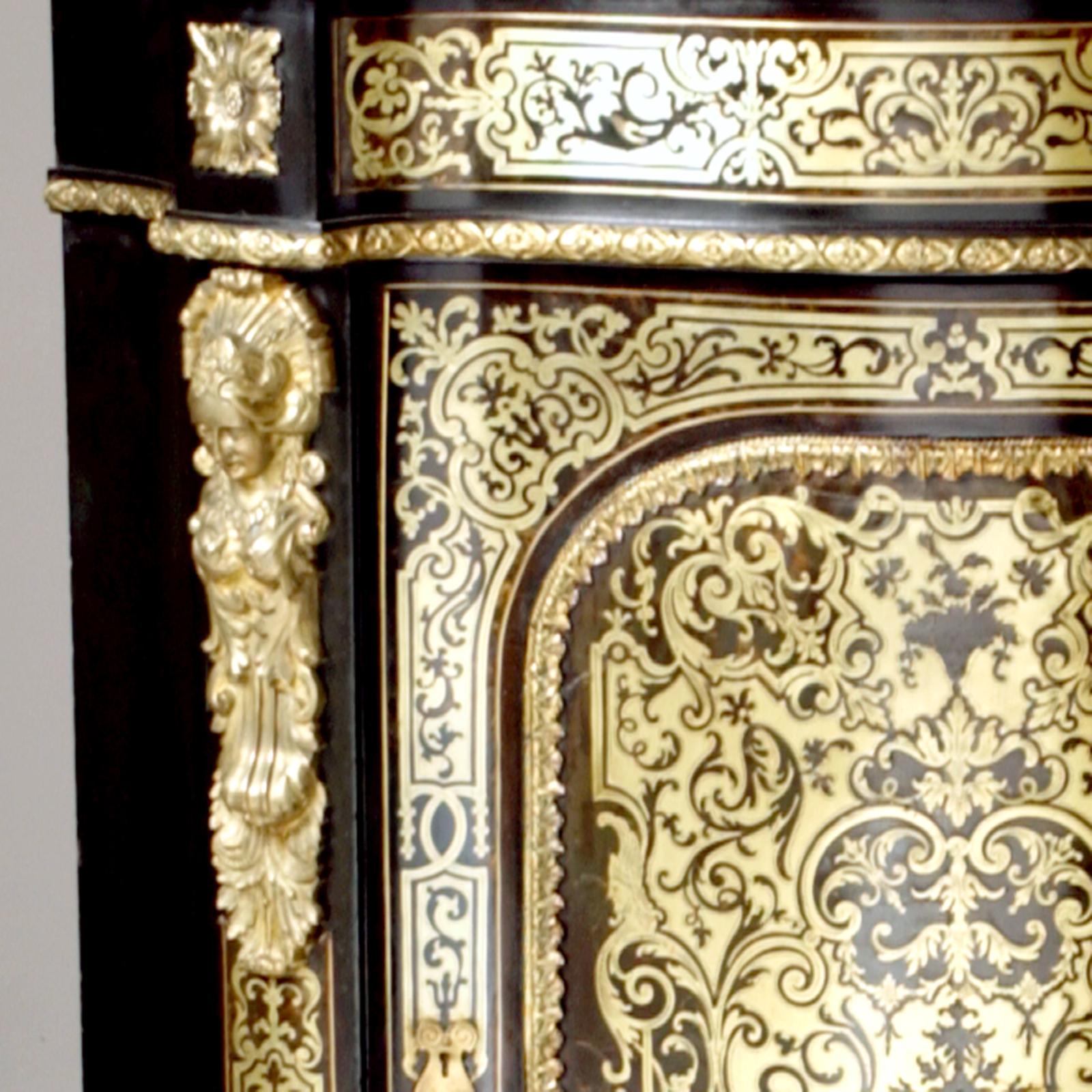 Armadietto angolare Napoleone III Boulle con pannelli frontali curvi con intarsi e ottone con supporti decorativi figurati in ottone fuso.