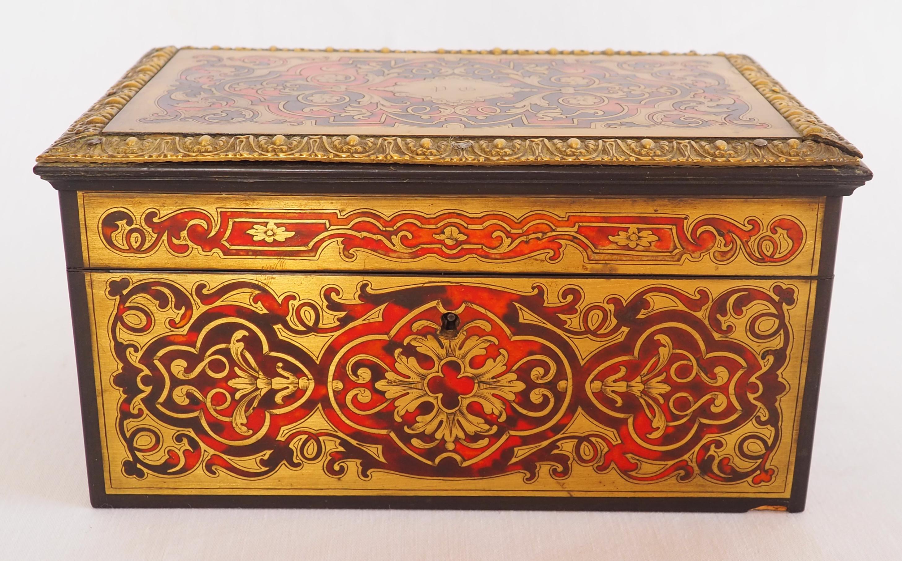 Beautiful Boulle marquetry and blackened wood tea box / tea caddy, brass pattern inlaid, mahogany veneer inside. Mid 19th century circa 1840 - 1850, typical early Napoleon III period production.

A PG monogram is engraved in the brass cartouche on