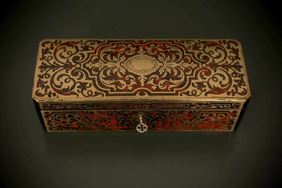 French antique Boulle tortoise shell inlay box for jewelry, gloves or other precious details.
Very good condition, with little key.