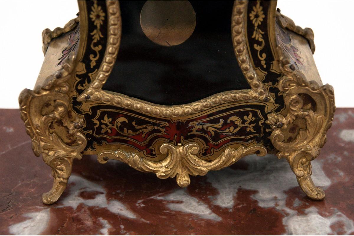 19th century French Boulle table clock having wonderful with classical brass inlay to the tortoiseshell ground. The mechanism is functional, after the review, under warranty.