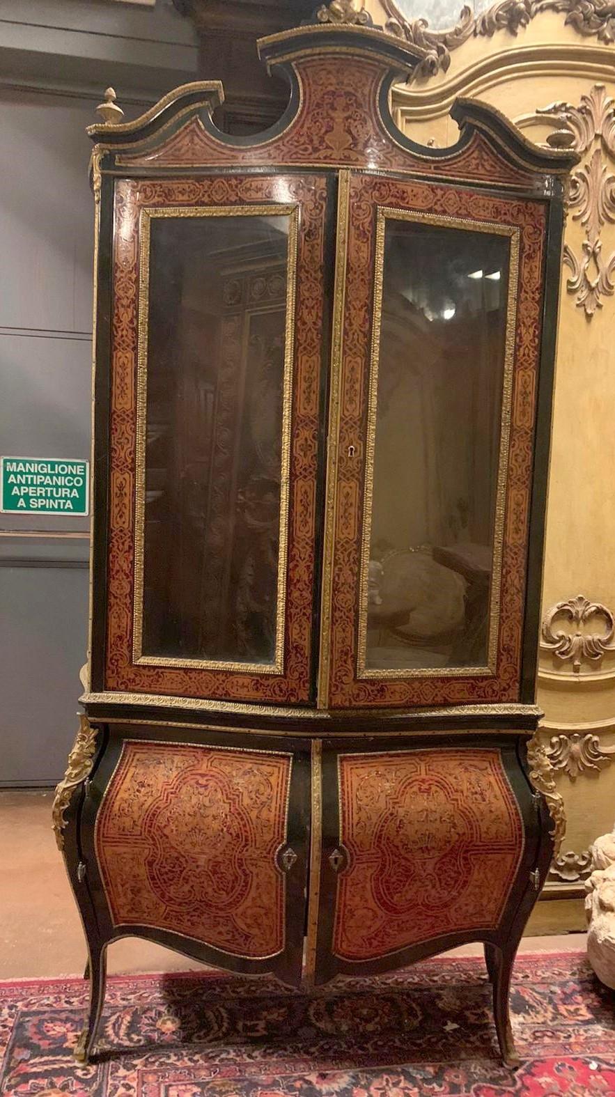 Vintage display cabinet, Boulle style, sculpted with rounded shape, complete with glass riser and base with closed doors, richly inlaid, predominance of black, red and gold colors, just as typical of the style, built in the early 1900s in