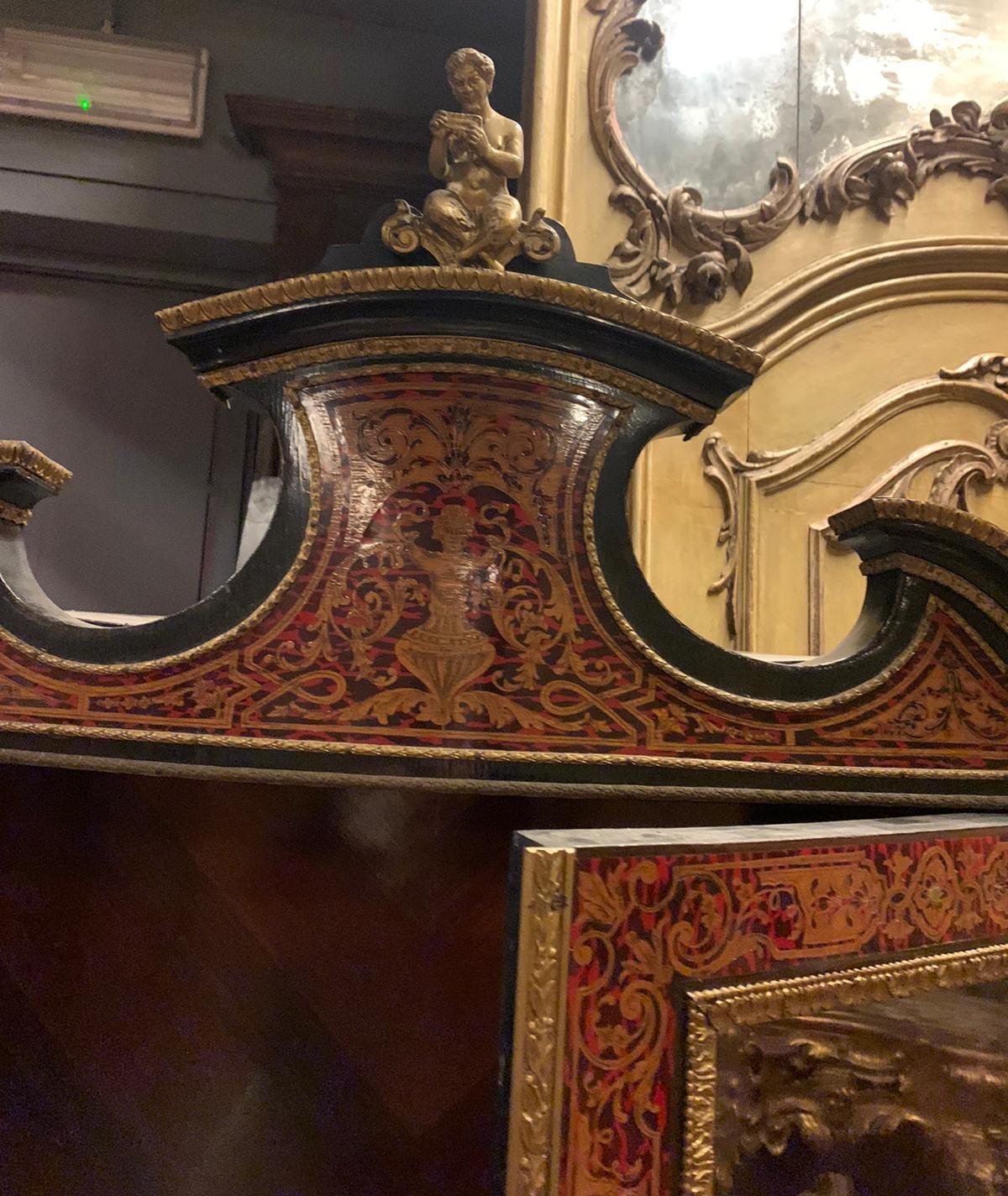 Display-Schrank im Boulle-Stil, abgerundet und mit Intarsien, frühe 1900er Jahre, Italien (Handgeschnitzt) im Angebot