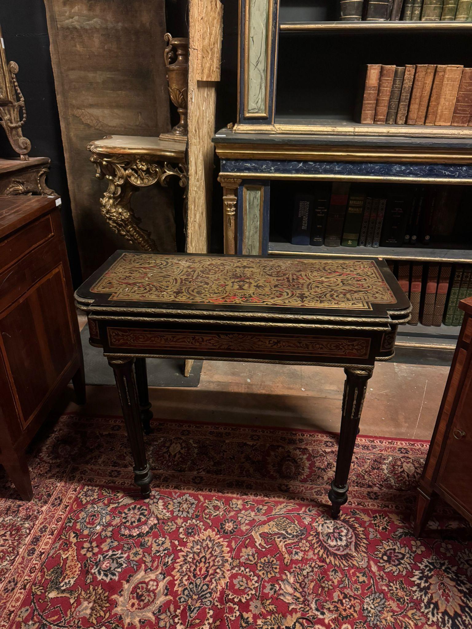 Mesa de juego estilo Boulle en madera ebonizada y adornos dorados, Francia Francés en venta