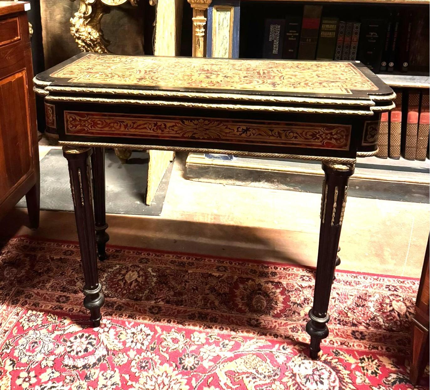 Mesa de juego estilo Boulle en madera ebonizada y adornos dorados, Francia Dorado en venta