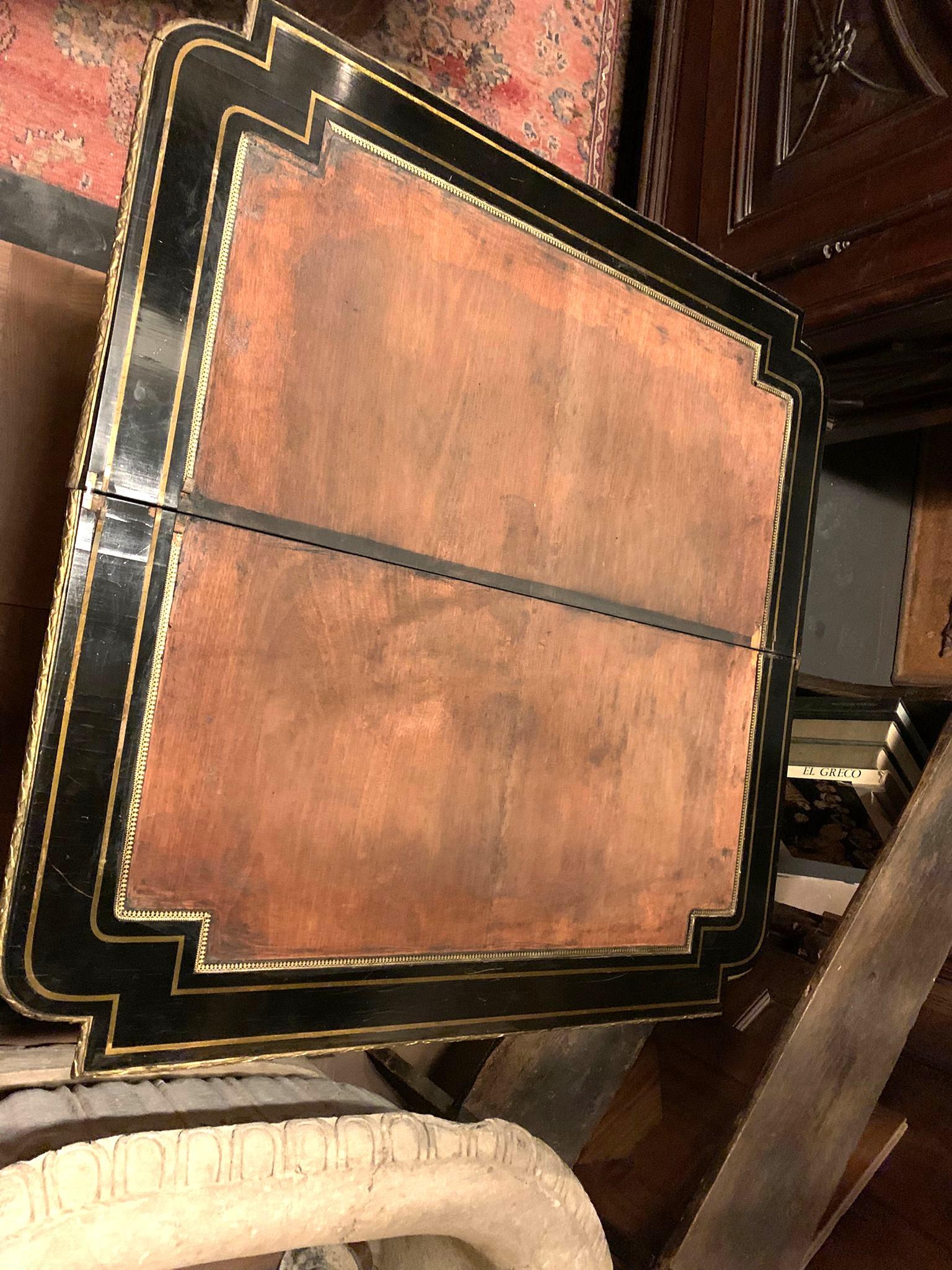 Mesa de juego estilo Boulle en madera ebonizada y adornos dorados, Francia en Bueno estado para la venta en Cuneo, Italy (CN)