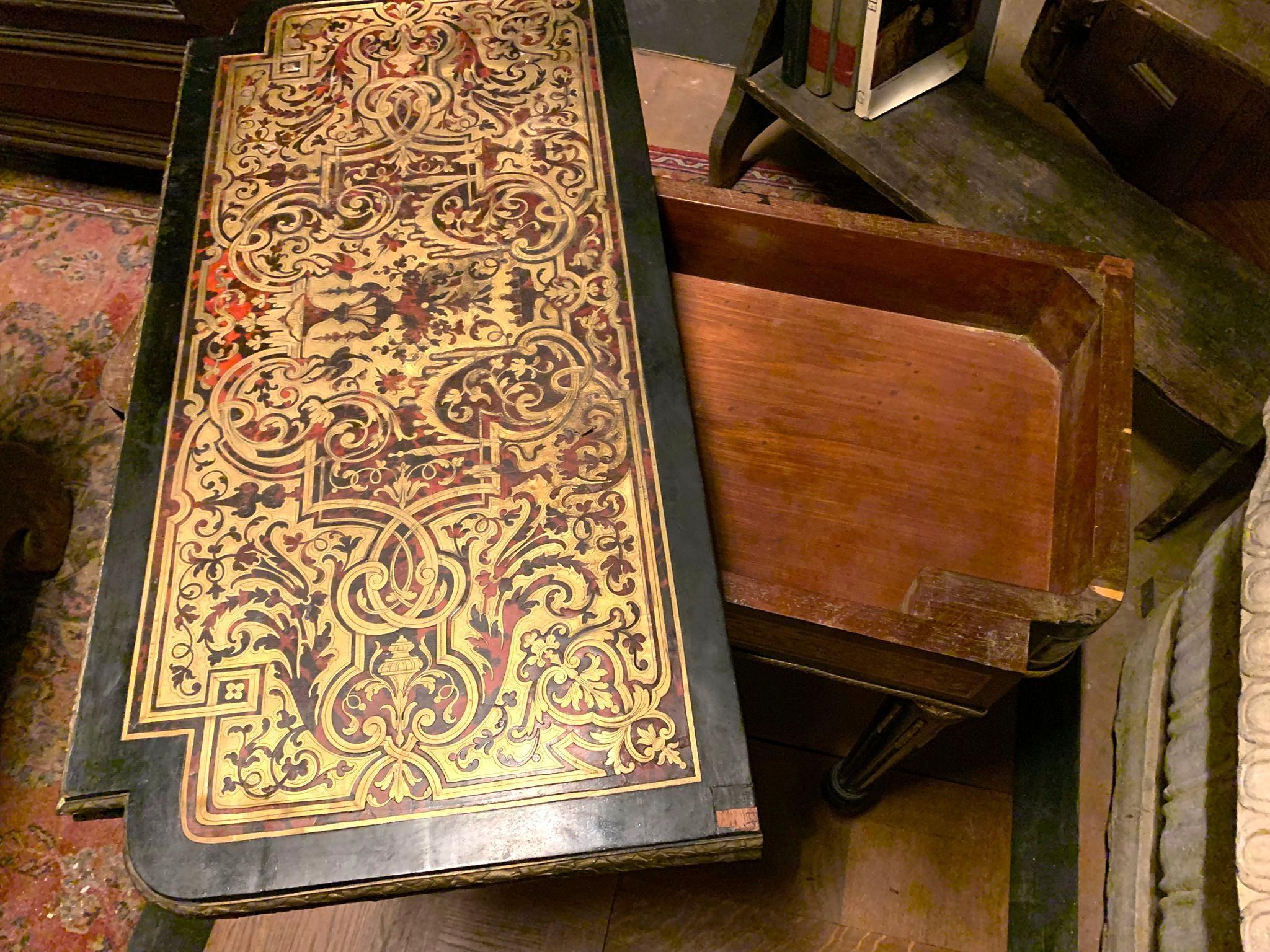 Mesa de juego estilo Boulle en madera ebonizada y adornos dorados, Francia siglo XIX en venta