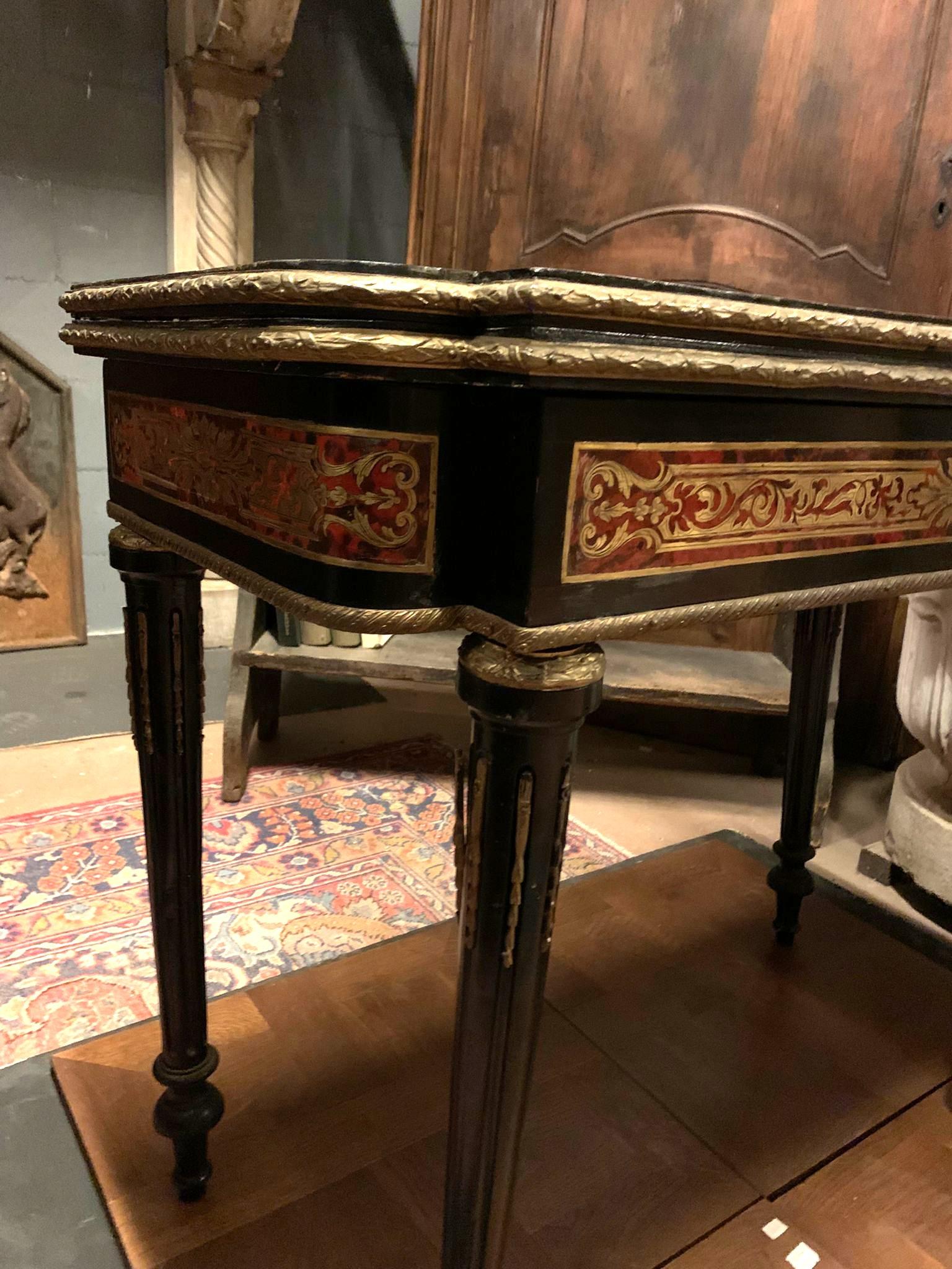 Mesa de juego estilo Boulle en madera ebonizada y adornos dorados, Francia Ébano en venta