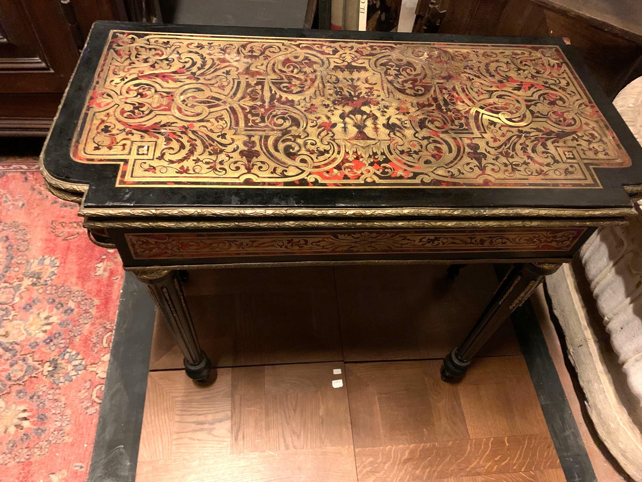 Mesa de juego estilo Boulle en madera ebonizada y adornos dorados, Francia en venta 1