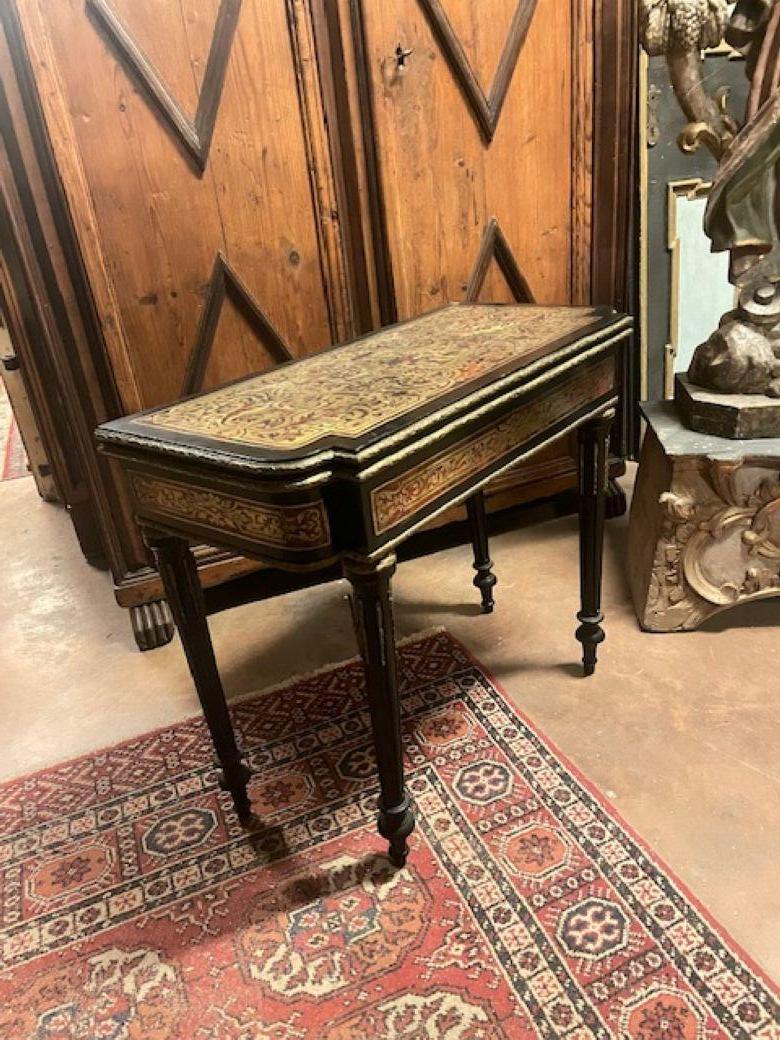 Mesa de juego estilo Boulle en madera ebonizada y adornos dorados, Francia en venta 2