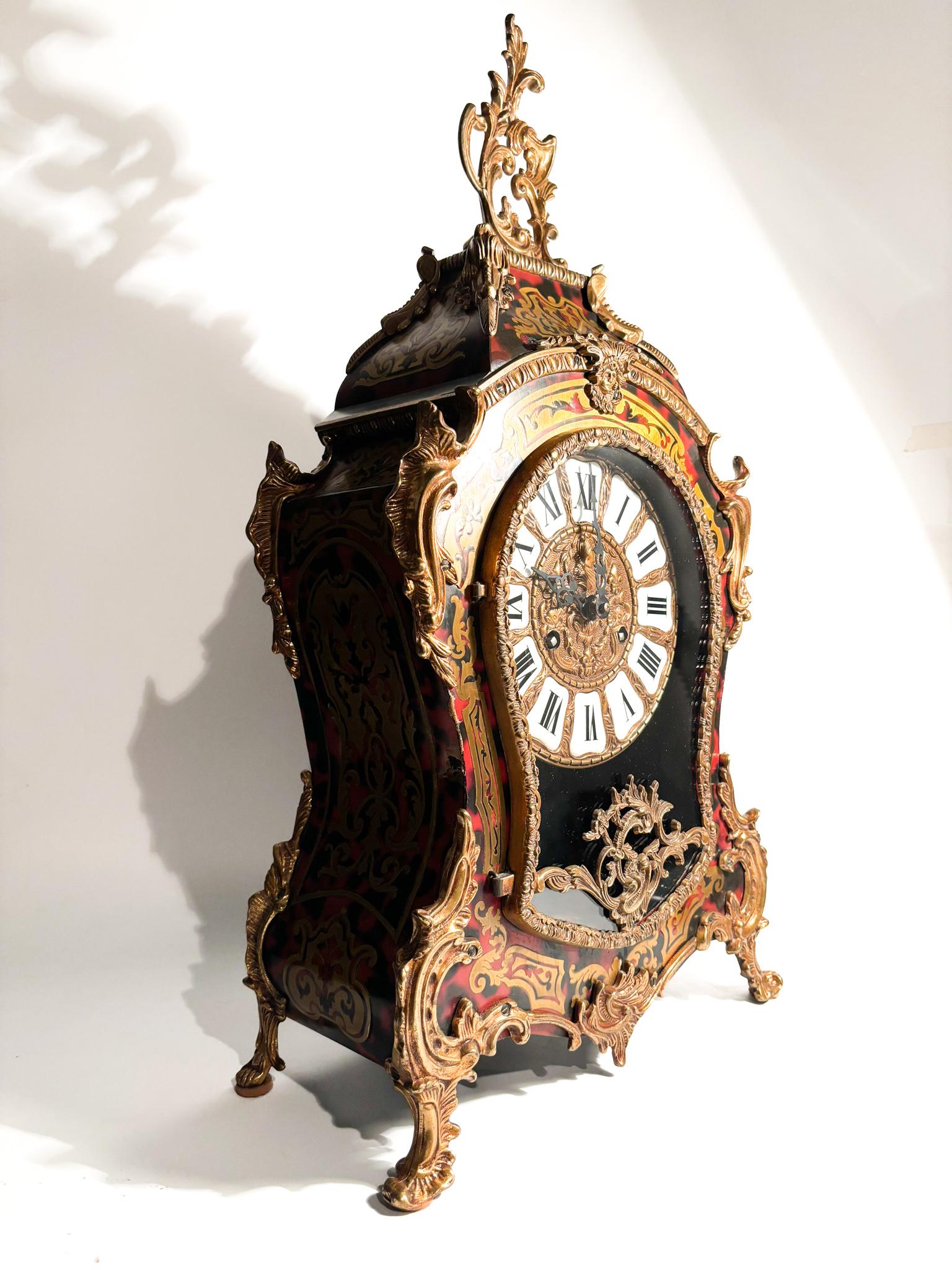 Boulle ta Table Clock in Wood and Brass from the Second Half of the 20th Century In Good Condition For Sale In Milano, MI