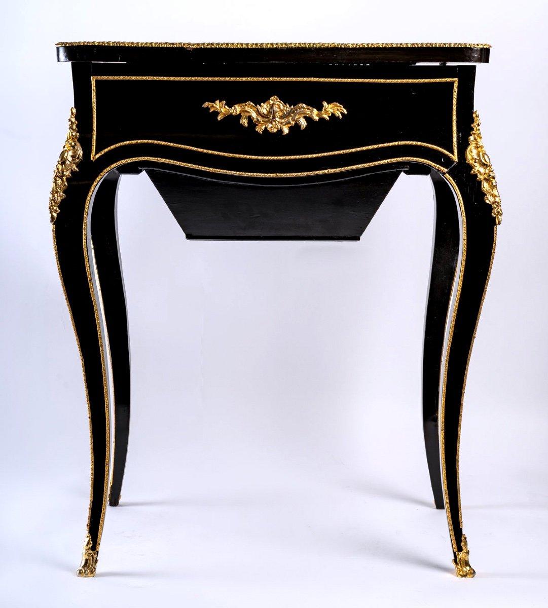 Im 19. Jahrhundert, insbesondere unter der Herrschaft von Napoleon III. (1852/1870), wurde die Intarsienkunst wiederentdeckt.
Wir kopieren die Stile früherer Jahrhunderte; so stellen wir viele Möbel im Boulle-Stil her.
Der Reichtum und die Qualität