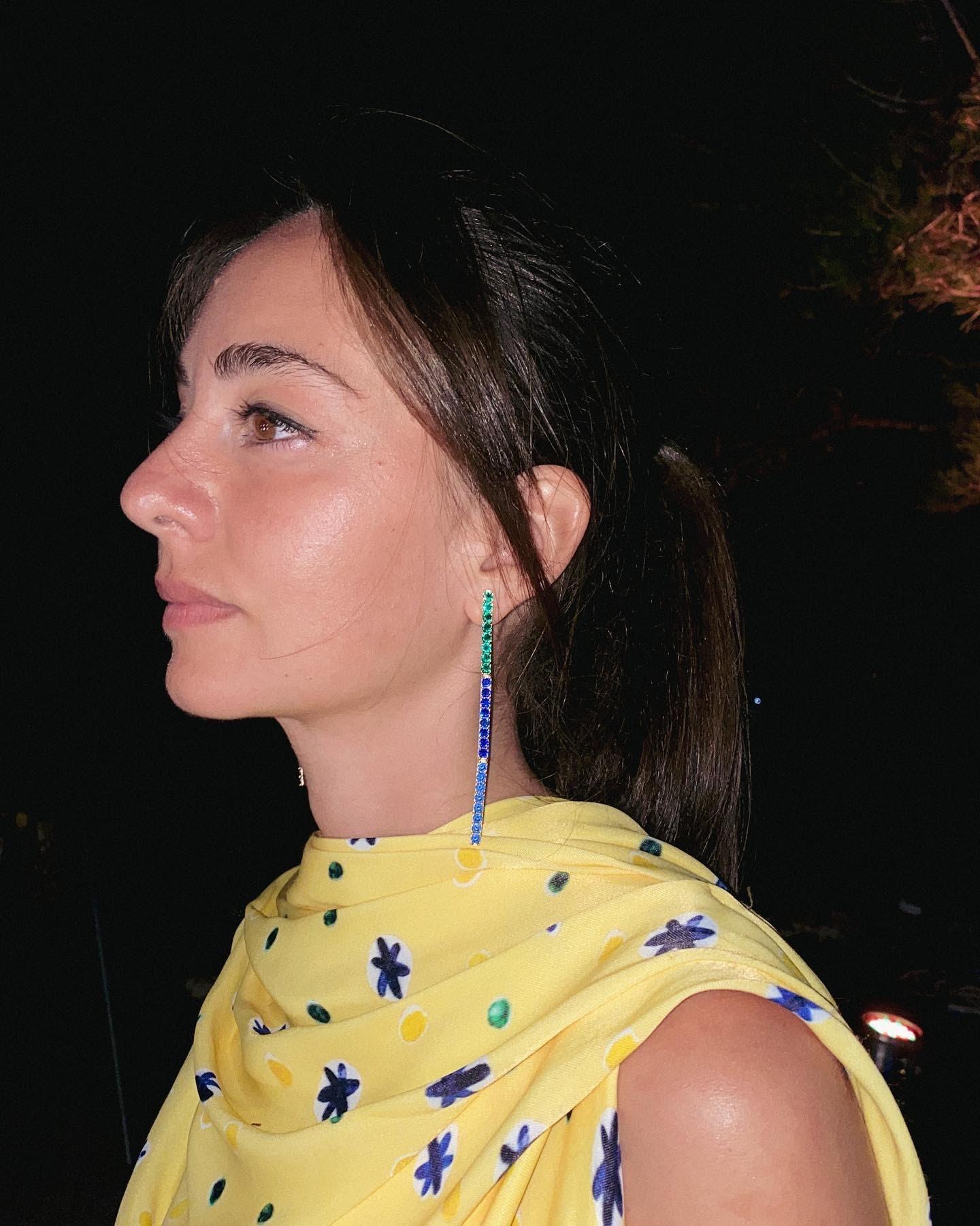 Boulo Lange farbenfrohe Statement-Ohrringe mit marineblauen, blauen und Smaragdsteinen (Zeitgenössisch) im Angebot