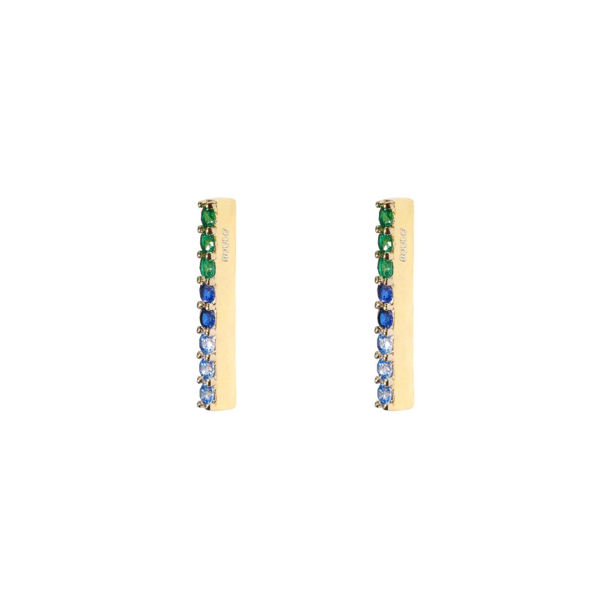 Inspired by the colours of the Aegean Sea and sun, carry this light breeze throughout the day. This short earring is perfect to wear every day. A simple and elegant way to elevate your casual outfits, the short story earring is embellished with