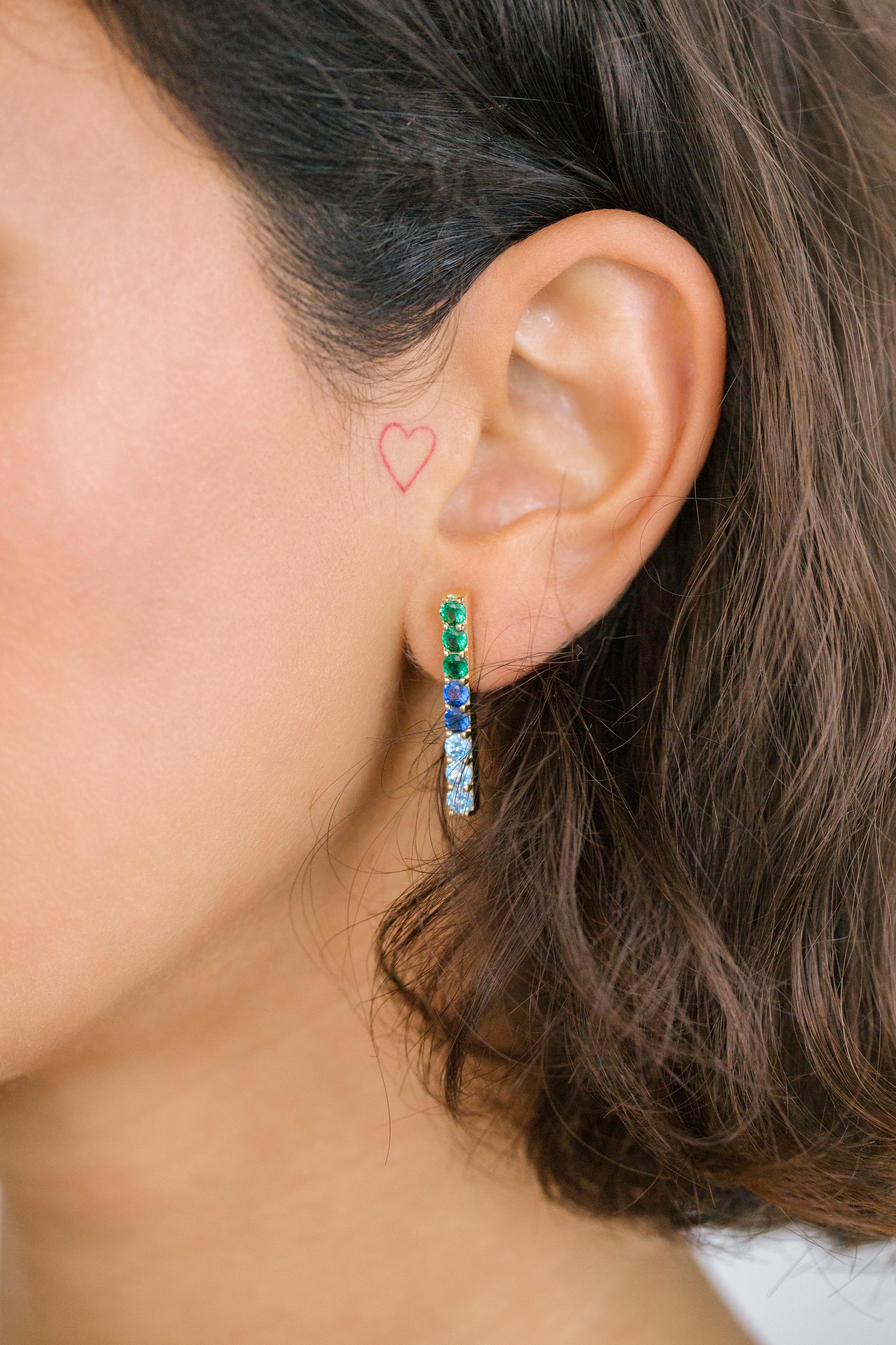Kurze, farbenfrohe Boulo-Ohrringe mit marineblauen, blauen und Smaragdsteinen (Zeitgenössisch) im Angebot